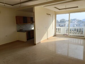 Room in 3 BHK Apartment at Grah Enclave, Arjunganj – for Rent