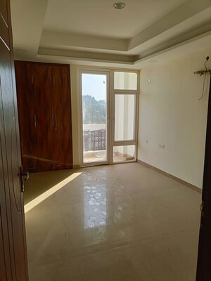 Room in 3 BHK Apartment at Grah Enclave, Arjunganj – for Rent