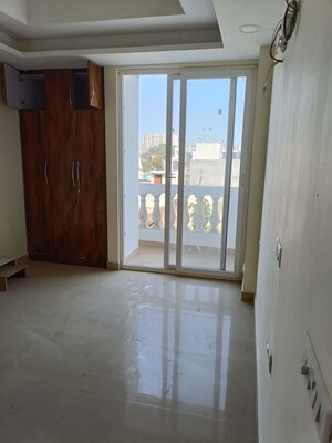 Room in 3 BHK Apartment at Grah Enclave, Arjunganj – for Rent
