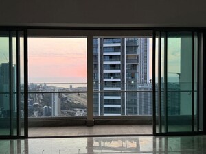 Room in 4 BHK Apartment at Prestige Jasdan Classic, Mahalaxmi – for Rent