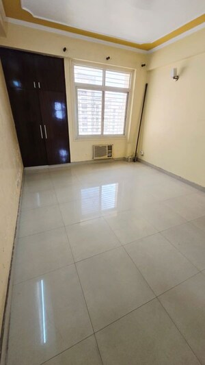 Room in 3 BHK Apartment at Eldeco Green Meadows, Pi Greater Noida – for Sale