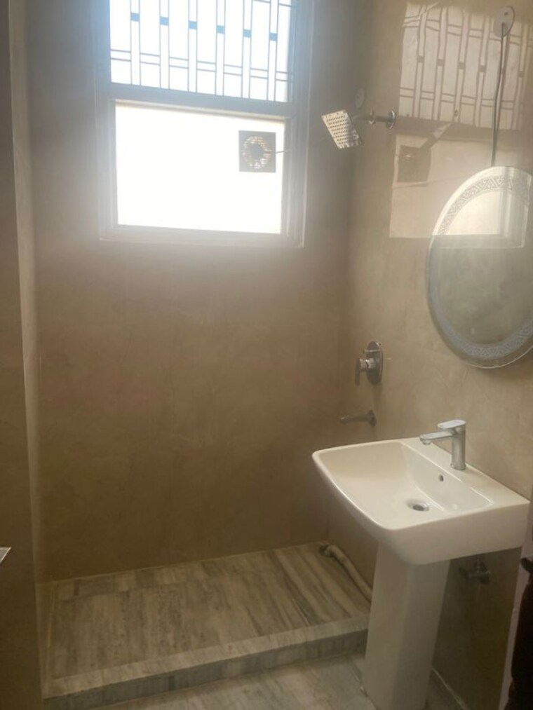 Bathroom, kailash colony 3 Bedroom 2799 Sq.Ft. Builder Floor In Kailash Colony Delhi 10351547