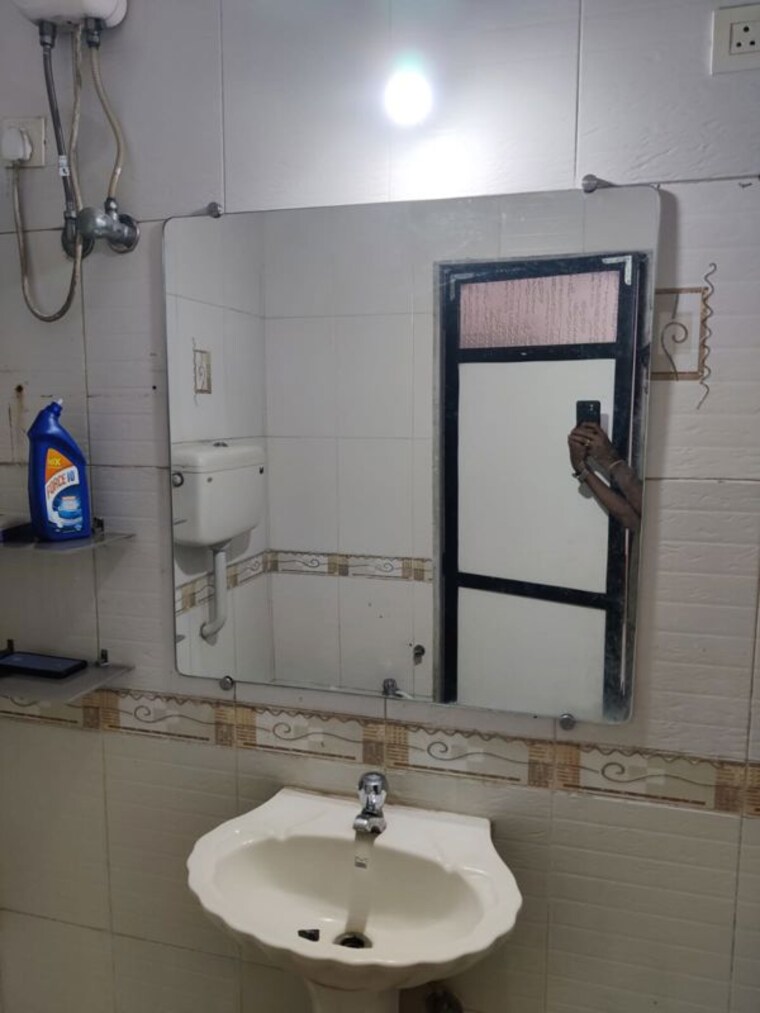Bathroom, kandivali east Pg For Boys In Kandivali East 10351640