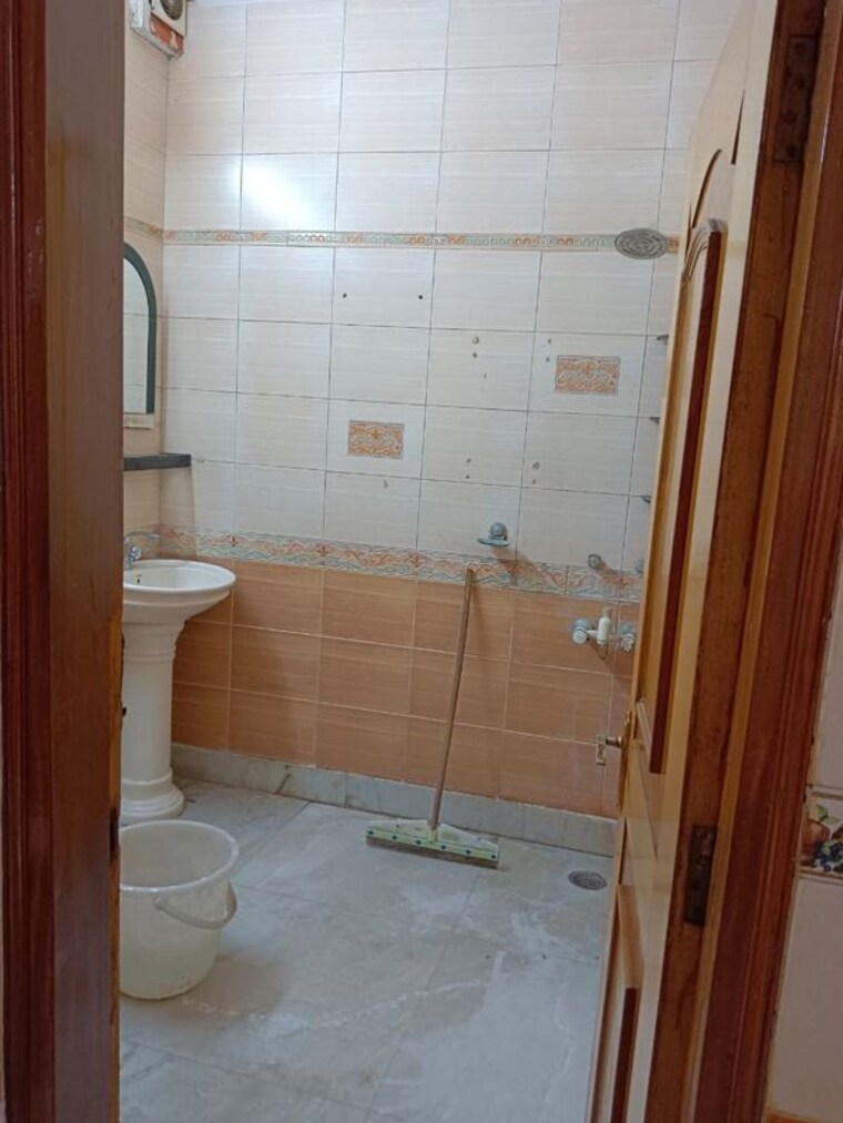 Bathroom, lajpat nagar 4 1 Bedroom 1000 Sq.Ft. Builder Floor In Lajpat Nagar 4 Delhi 10351712