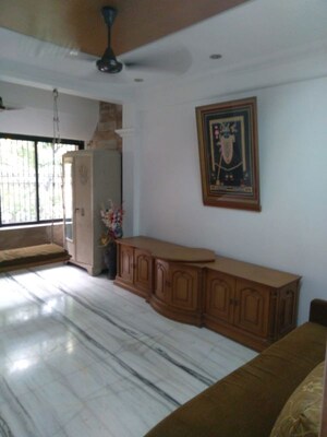 Room in 3 BHK Apartment at Mahim West – for Rent