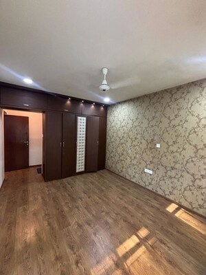 Room in 3 BHK Apartment at K Raheja Vihar, Powai – for Rent