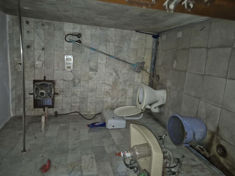 Bathroom, mayur vihar 1 RK 220 Sq.Ft. Apartment In Mayur Vihar Delhi 10351800
