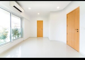 Room in 5 BHK Apartment at Khar West – for Rent