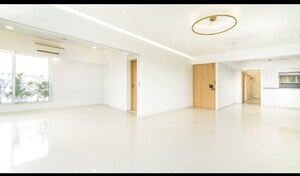 Room in 5 BHK Apartment at Khar West – for Rent