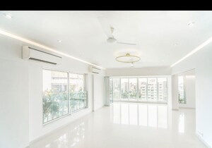 Room in 5 BHK Apartment at Khar West – for Rent