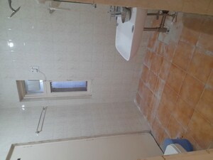 Bathroom in 3.5 BHK Apartment at Oasis Apartments, Sector 55 – for Rent
