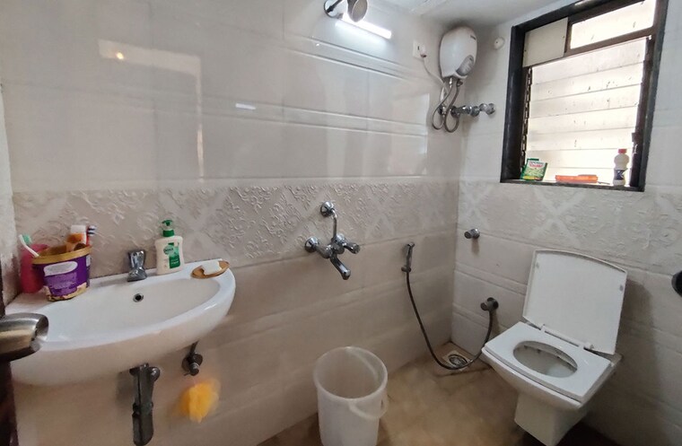 Bathroom, kandivali west Pg For Girls In Kandivali West 10351966