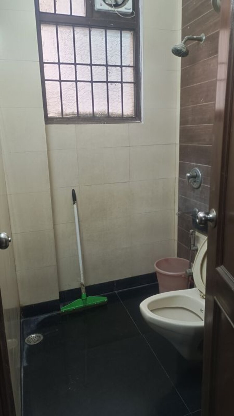 Bathroom, old rajinder nagar 3 Bedroom 875 Sq.Ft. Builder Floor In Old Rajinder Nagar Delhi 10352064