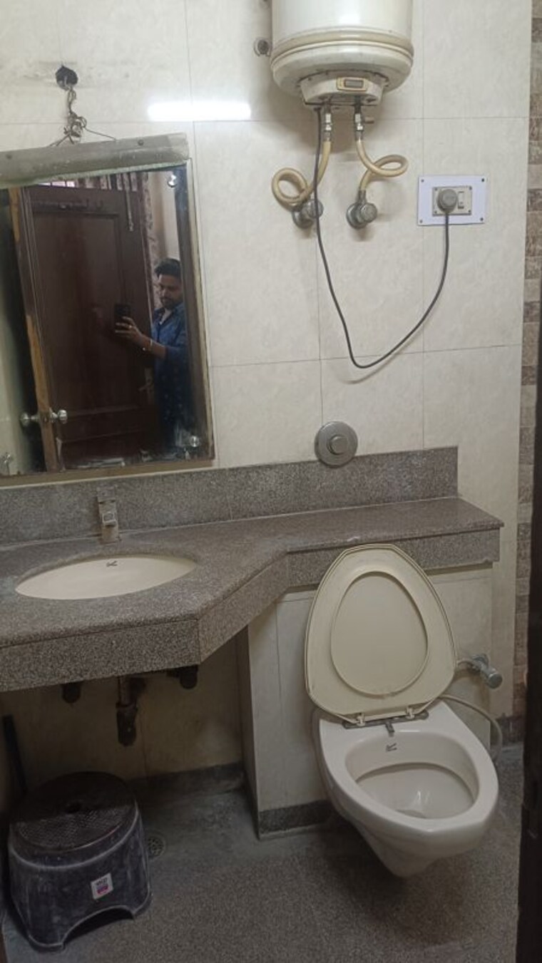 Bathroom, old rajinder nagar 3 Bedroom 875 Sq.Ft. Builder Floor In Old Rajinder Nagar Delhi 10352064