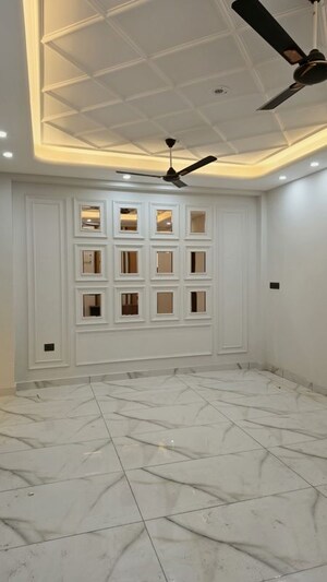 Room in 3 BHK Builder Floor at JakhaN-Rajpur Road – for Sale