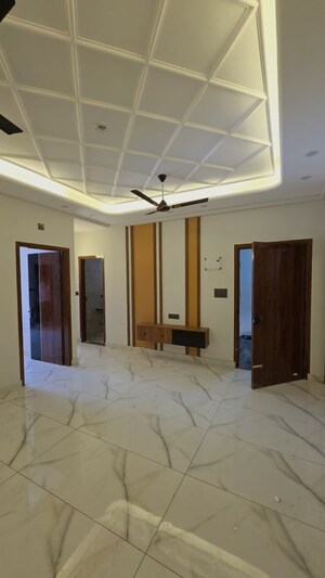 Room in 3 BHK Builder Floor at JakhaN-Rajpur Road – for Sale