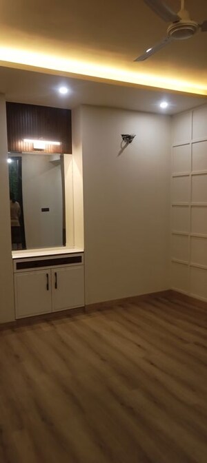Room in 4 BHK Builder Floor at Green Park – for Sale