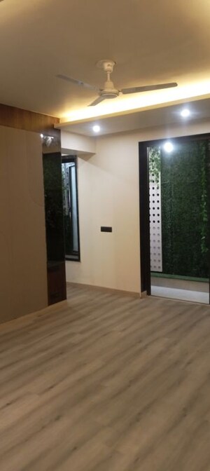 Room in 4 BHK Builder Floor at Green Park – for Sale