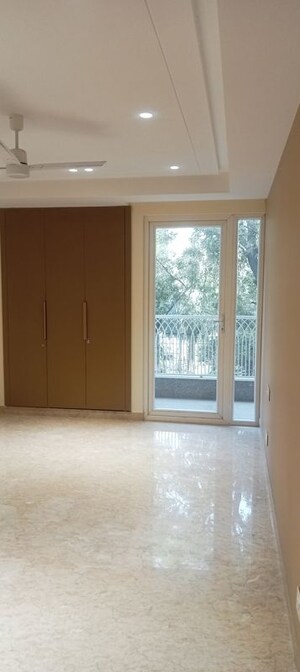 Room in 4 BHK Builder Floor at Green Park – for Sale