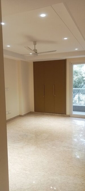 Room in 4 BHK Builder Floor at Green Park – for Sale