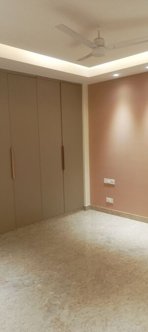 Room in 4 BHK Builder Floor at Green Park – for Sale