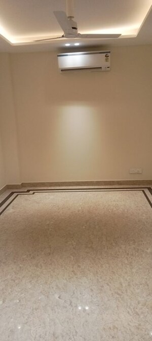 Room in 4 BHK Builder Floor at Green Park – for Sale