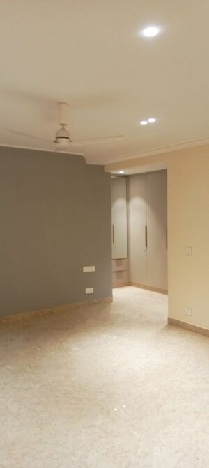 Room in 4 BHK Builder Floor at Green Park – for Sale