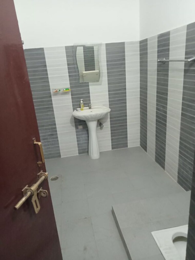 Bathroom, maulviganj Commercial Shop 210 Sq.Ft. In Maulviganj Lucknow 10352127