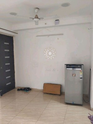 Room in 2 BHK Apartment at Gaur Atulyam, Omicron I Greater Noida – for Rent