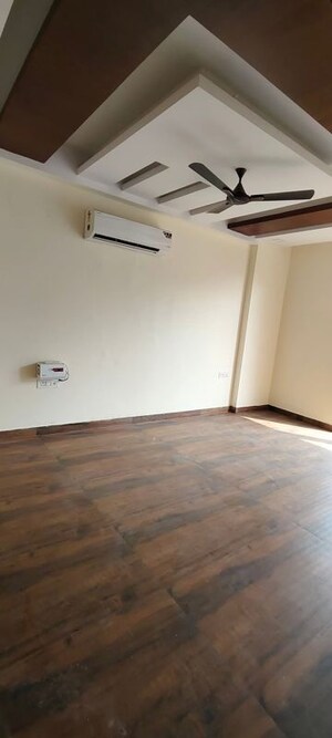Room in 2 BHK Apartment at Dlf Cyber City, Sector 24 – for Rent