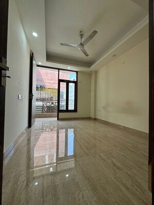 Room in 2 BHK Apartment at Chattarpur – for Rent