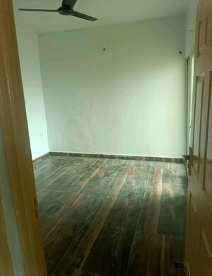 Room in 3 BHK Apartment at Mahaluxmi Migsun Ultimo, Omicron Iii Greater Noida – for Rent