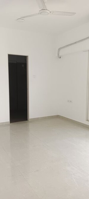 Room in 3 BHK Apartment at Monaliza Apartment, Juhu – for Rent