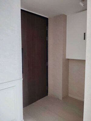 Room in 3 BHK Apartment at Lower Parel – for Rent