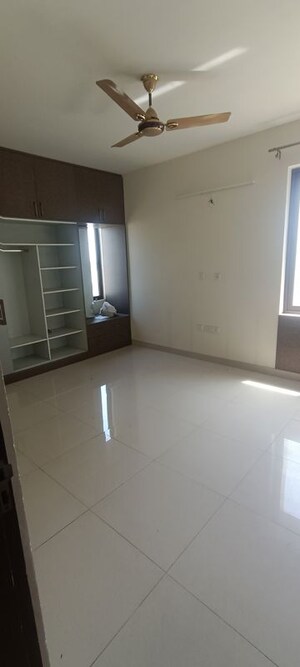 Room in 3 BHK Apartment at Mahima Florenza, Patrakar Colony – for Rent