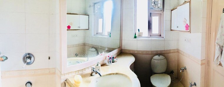 Bathroom, shivalik colony 3 Bedroom 200 Sq.Yd. Builder Floor In Shivalik Colony Delhi 10352514
