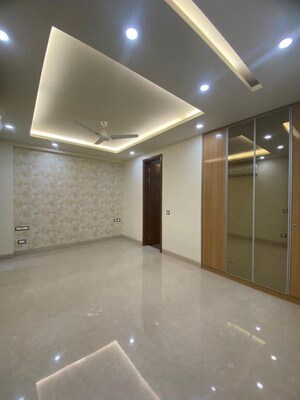 Room in 3.5 BHK Apartment at Dlf Cyber City, Sector 24 – for Rent