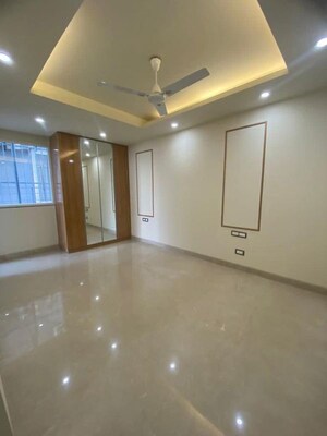 Room in 3.5 BHK Apartment at Dlf Cyber City, Sector 24 – for Rent