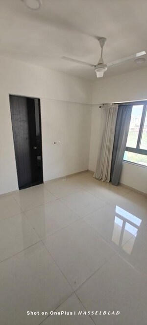 Room in 2 BHK Apartment at Lotus Unity, Versova – for Rent