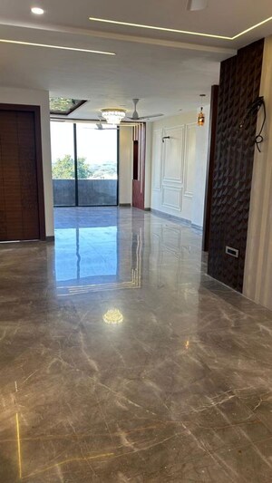 Room in 4 BHK Builder Floor at Suncity Avenue 102, Sector 102 – for Sale