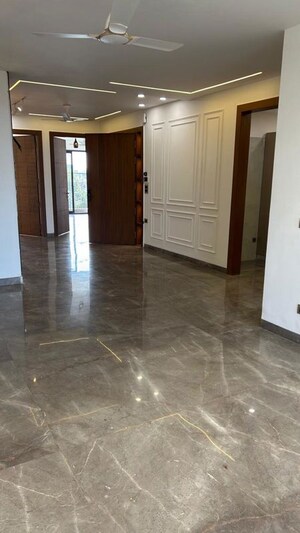 Room in 4 BHK Builder Floor at Suncity Avenue 102, Sector 102 – for Sale
