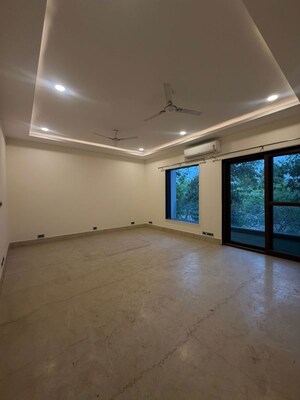 Room in 3 BHK Builder Floor at Unitech South City 1, South City 1 – for Rent