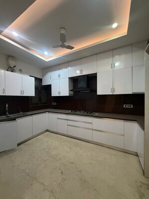 Kitchen in 3 BHK Builder Floor at Unitech South City 1, South City 1 – for Rent