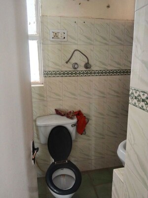 Bathroom in 3 BHK Builder Floor at Maple Heights, Sector 43 – for Rent