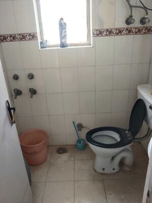 Bathroom in 3 BHK Builder Floor at Maple Heights, Sector 43 – for Rent
