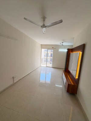 Room in 2 BHK Apartment at Signature Signum 37D III, Sector 37d – for Rent