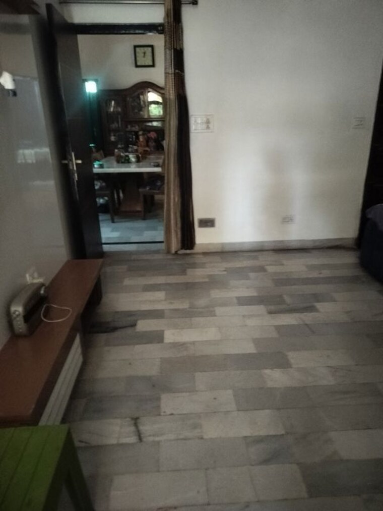  Parking, jawahar nagar 3 Bedroom 205 Sq.Yd. Builder Floor In Jawahar Nagar Delhi 10352727