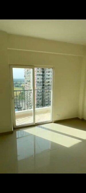 Room in 3.5 BHK Apartment at Windsor Paradise 2, Raj Nagar Extension – for Rent