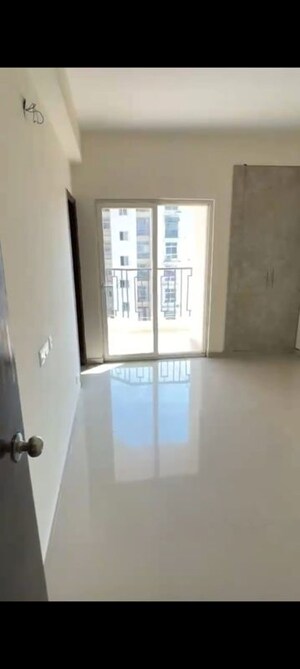 Room in 3.5 BHK Apartment at Windsor Paradise 2, Raj Nagar Extension – for Rent