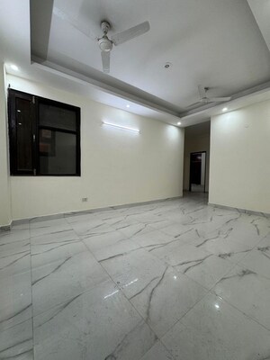 Room in 3 BHK Apartment at Chattarpur – for Rent